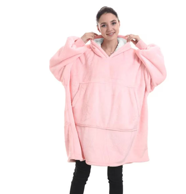 Patura cu maneci tip hanorac, confortabila, calduroasa si pufoasa
